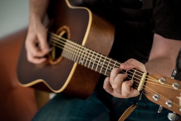 Maîtrisez la guitare facilement avec des cours à domicile